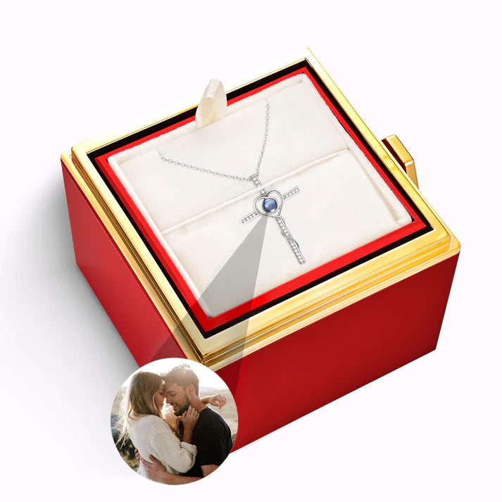 Estuche Rosa Eterna – Collar Cruz de Jesús con Foto Personalizada