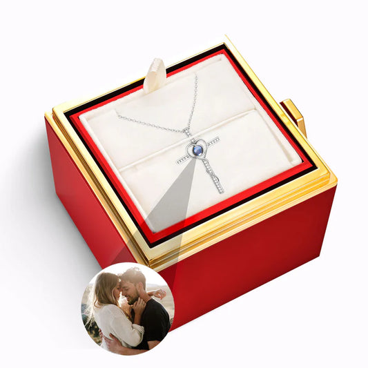 Estuche Rosa Eterna – Collar Cruz de Jesús con Foto Personalizada