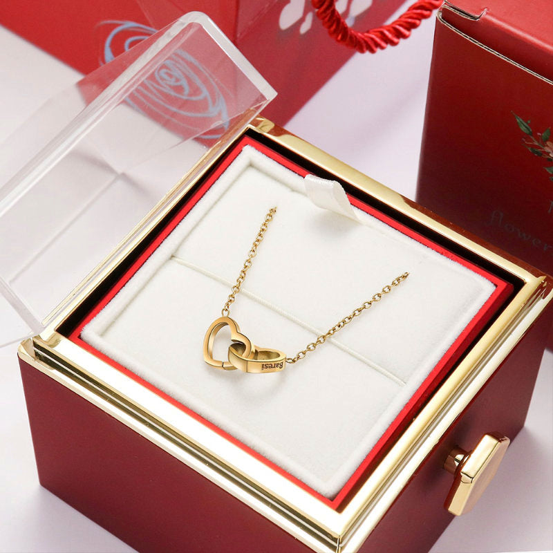 Estuche Rosa Eterna - Collar con Corazones Grabados