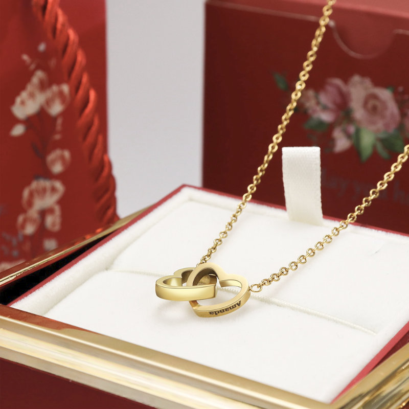 Estuche Rosa Eterna - Collar con Corazones Grabados