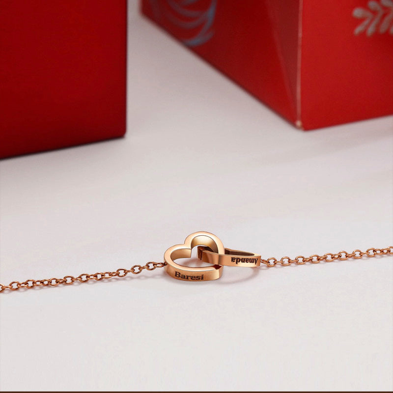 Estuche Rosa Eterna - Collar con Corazones Grabados